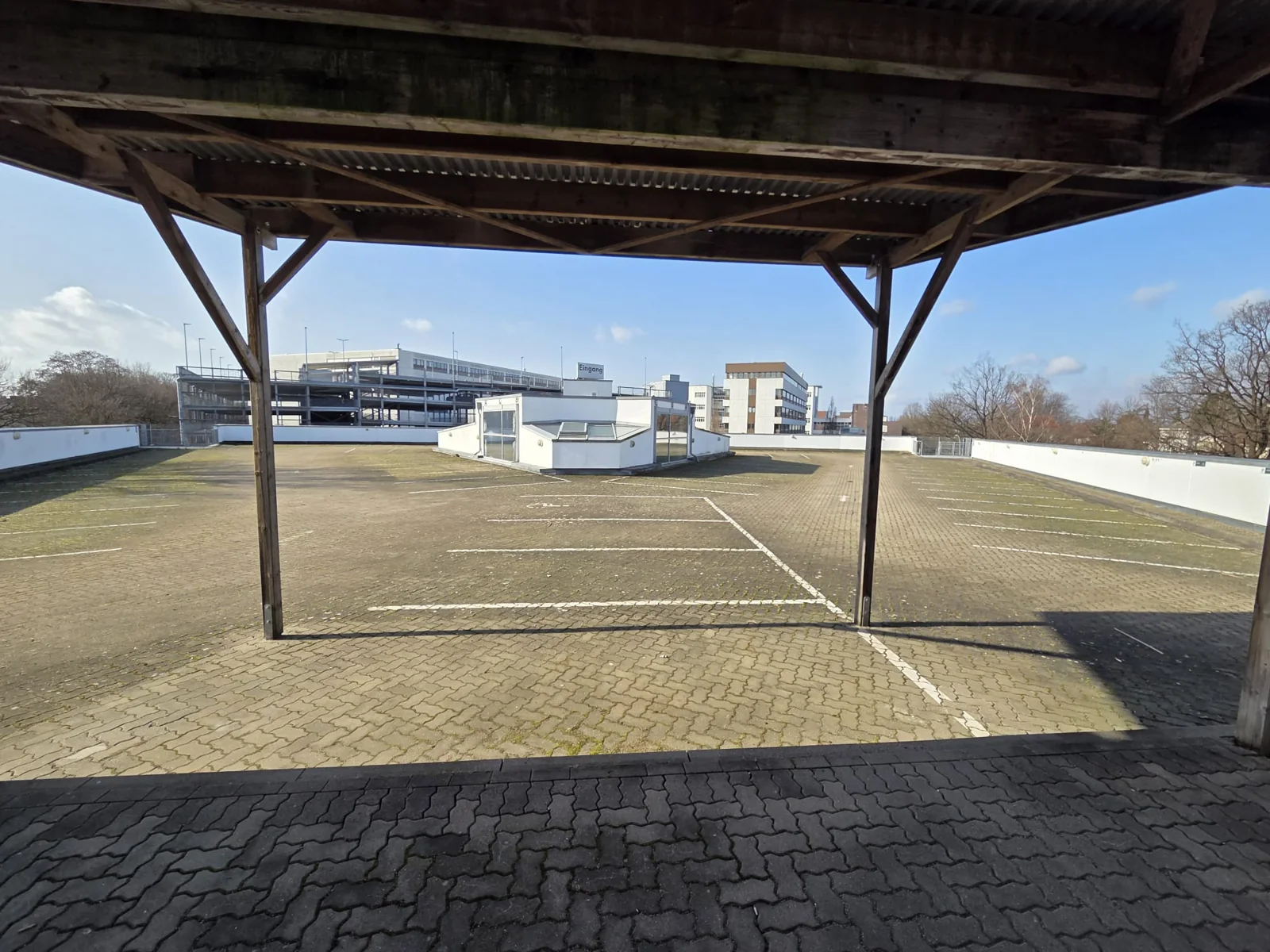Originalaufnahme der Parkfläche mit überdachtem Bereich
