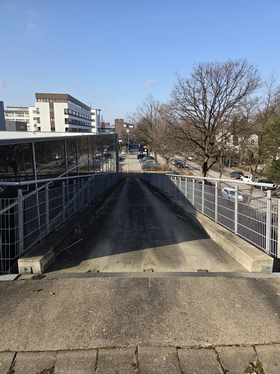 Originalaufnahme der Zufahrt zur Parkfläche